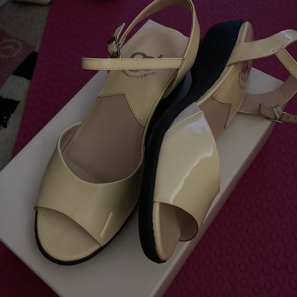 Shoes - Picture 4 of 4